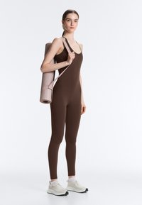 Спортивный костюм Спортивный костюм