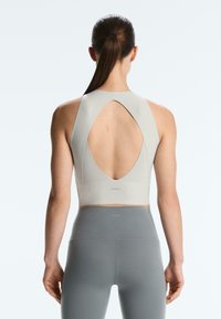 Спортивный топ