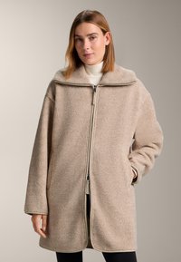 Короткое пальто