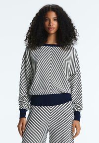 Пуловер в полоску