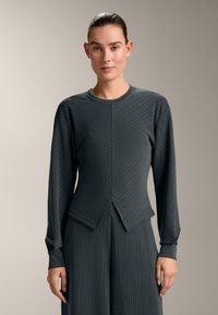 Спортивная толстовка