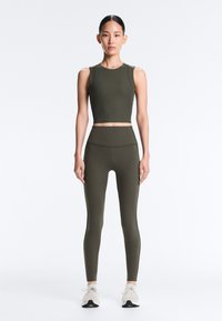 Спортивный топ