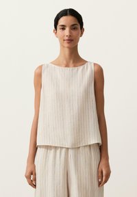 Блузка без рукавов