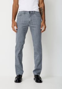 Узкие джинсы