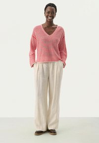 Пуловер в полоску