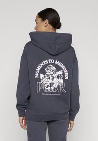 Пуловер с капюшоном