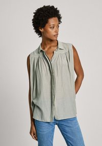 Блузка без рукавов