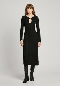 Платье футляр