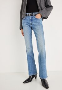 Клешеные брюки