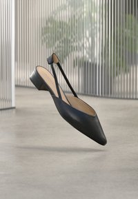 Туфли с ремешком