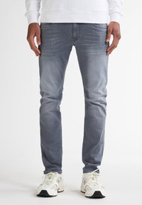 Узкие джинсы