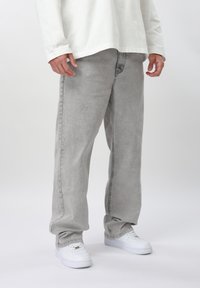 Прямые джинсы