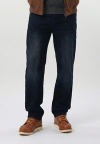 Прямые джинсы