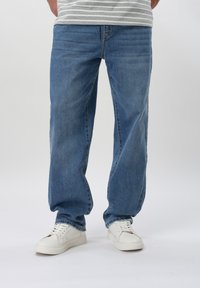 Прямые джинсы