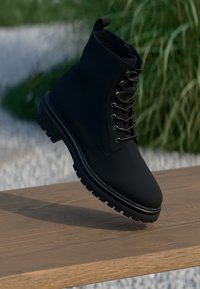 Ботинки на шнуровке Ботинки на шнуровке