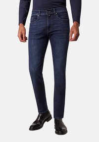 Узкие джинсы