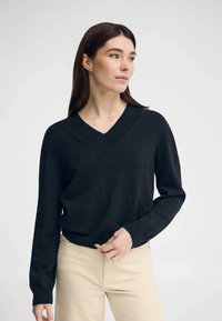 Пуловер с вырезом V