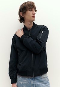 Куртка бомбер