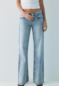 Прямые джинсы