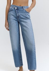 Прямые джинсы