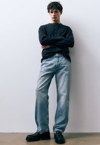 Прямые джинсы