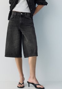 Короткие джинсы