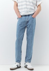 Прямые джинсы