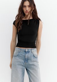 Топ на одно плечо Топ на одно плечо