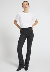 Клешеные брюки