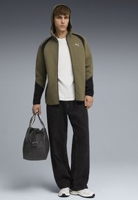 Спортивная кофта