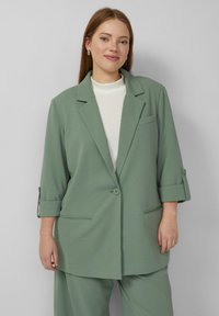 Короткое пальто