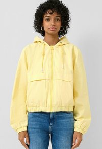 Куртка с накладнымит карманами