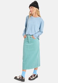 Юбка с накладными карманами