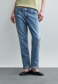 Джинсы бойфренда Джинсы бойфренда