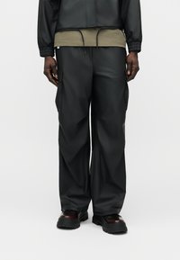 Брюки с накладными карманами