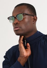 Солнечные очки Солнечные очки