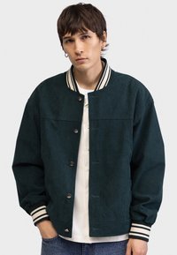 Куртка бомбер