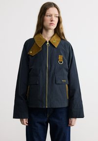 Куртка с накладнымит карманами