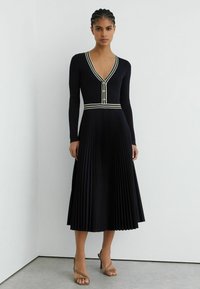 Вязаное платье