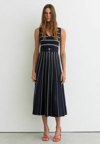 Платье футляр