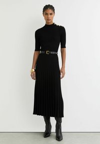 Вязаное платье