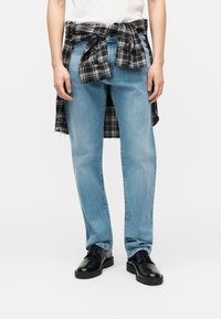 Прямые джинсы