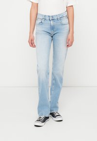 Прямые джинсы