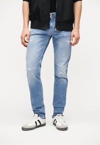 Узкие джинсы Узкие джинсы