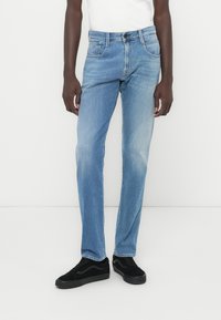 Узкие джинсы