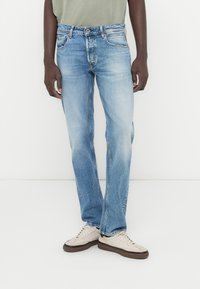 Прямые джинсы