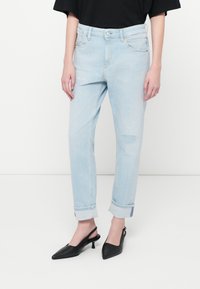 Прямые джинсы