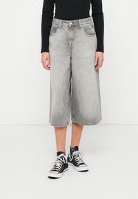 Короткие джинсы