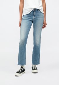 Прямые джинсы