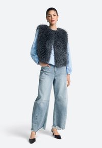 Пуховой жилет